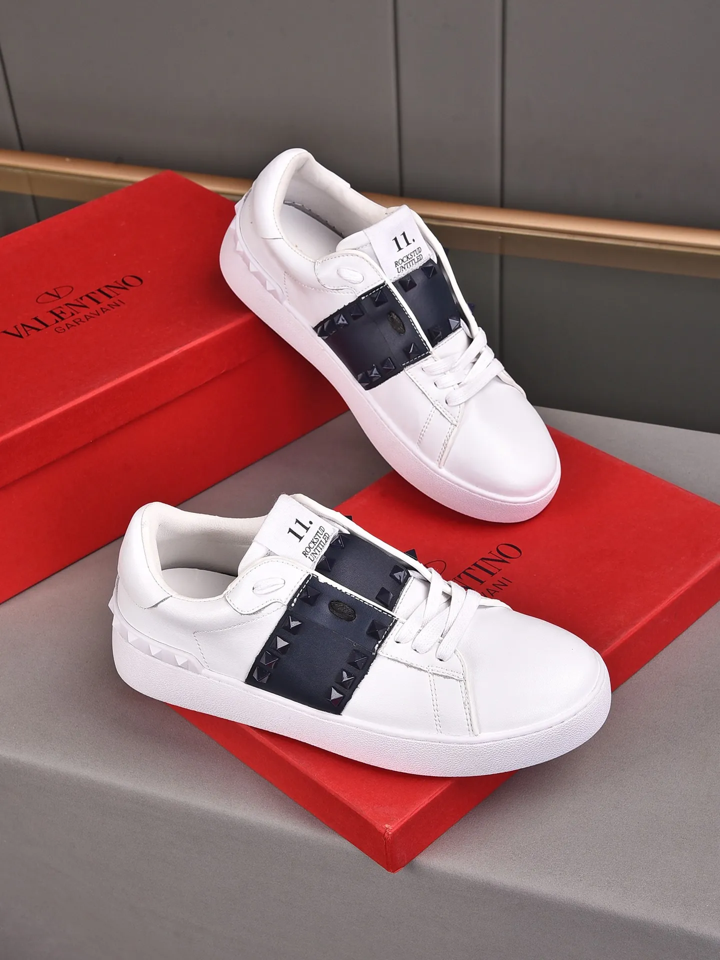 Men's shoes 440💰 (men and women couples) Valentino classic color matching series casual shoes. Made with heavy craftsmanship, good products pay attention to every detail. A must-have trendy item that can be worn all year round, it has been worn by many celebrities and Internet celebrities~~Imported cowhide surface, unique design concept, sheepskin lining, counter quality. Women’s clothing 35-40. Men’s clothing 39-44, 45-46 (returns and exchanges are not supported for custom-made items)
